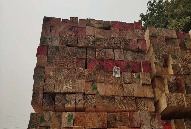 探讨建筑木方的具体储存方式_土建竹胶板