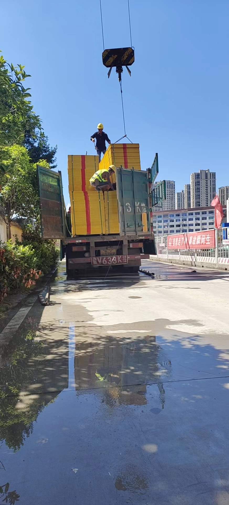 佰亿达来宾<a href='https://www.baiyidamuye.com/jzmb' target='_blank'><u>建筑模板厂家</u></a>发货信息5