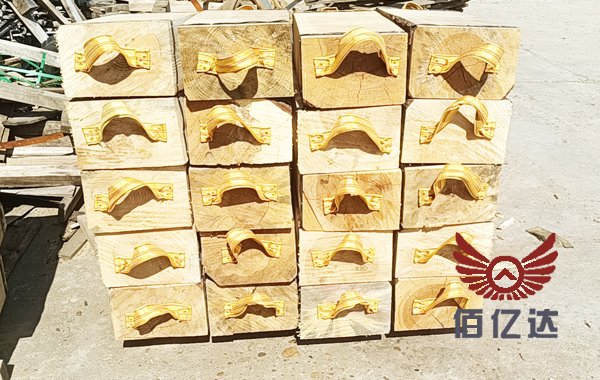 建筑木方枕木卸车现场图片