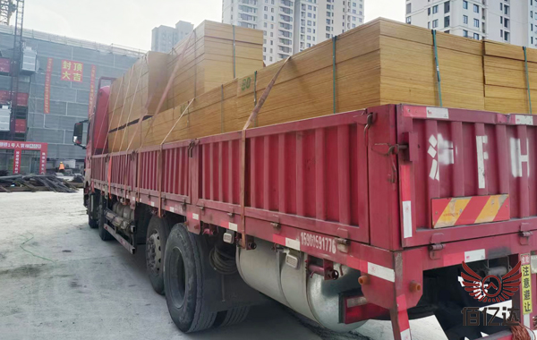 建筑木模板厂家批发工地卸车图