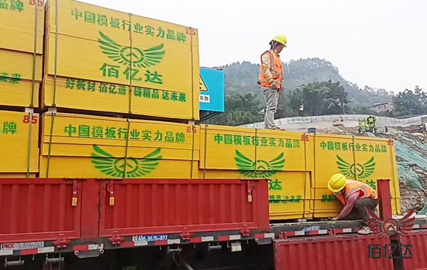 云南建筑模板卸车图